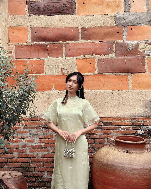 Ngắm áo dài mùng 3 Tết của mỹ nhân Việt: nhiều thiết kế đơn giản nhưng cực kỳ tinh tế, giá lại hợp lý với túi tiền - ảnh 4