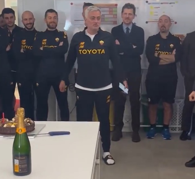 Mourinho mừng sinh nhật tuổi 60 cùng AS Roma - ảnh 7