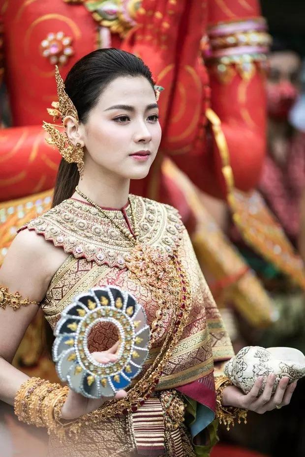 Mỹ nhân Thái Baifern Pimchanok gây sốt với hình ảnh nữ thần dịp đầu năm - ảnh 7