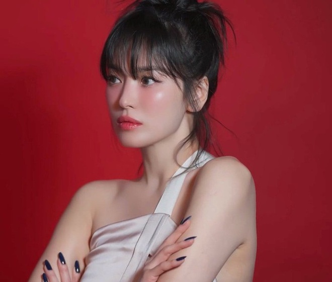 Song Hye Kyo xinh điên đảo trên tạp chí đầu năm, khoe trọn sắc vóc ''''lão hóa ngược'''' càng ngắm càng mê - ảnh 11