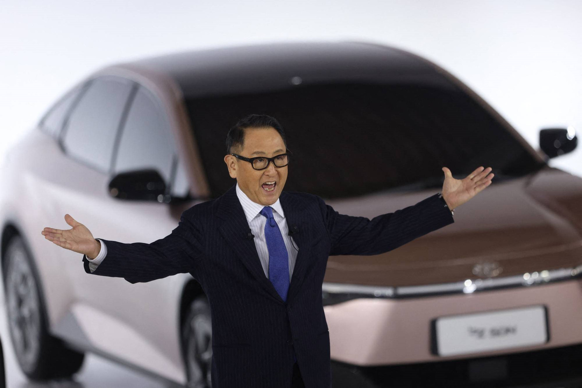 Thay đổi lớn ở Toyota: Cháu trai nhà sáng lập từ chức CEO khi nhiều người phản đối chiến lược ''chần chừ'' với xe điện, người thay thế là Chủ tịch Lexus - ảnh 1
