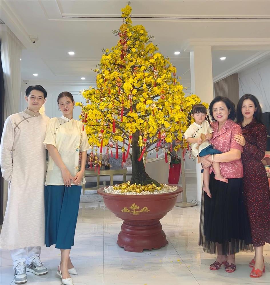 Showbiz Việt ngày 27/1: Tết ấm áp của Đông Nhi bên gia đình chồng - ảnh 3