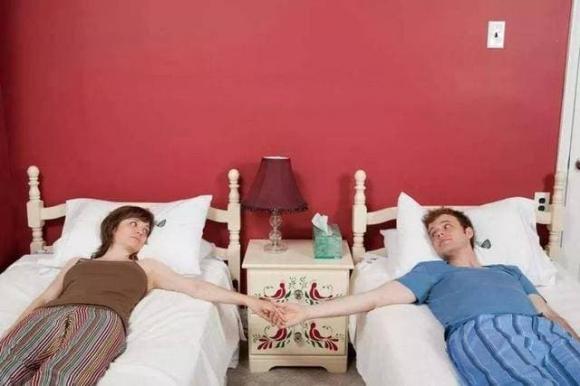 Vì sao các cặp vợ chồng trên 50 tuổi cần ngủ riêng giường? Những người đã từng đến đây cho bạn biết 3 lợi ích đặc biệt - ảnh 1