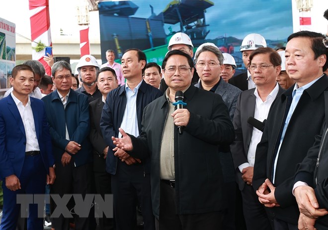 Thủ tướng kiểm tra dự án xây dựng đường bộ cao tốc Nha Trang-Cam Lâm - ảnh 17