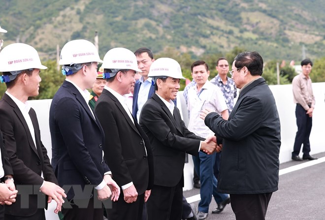 Thủ tướng kiểm tra dự án xây dựng đường bộ cao tốc Nha Trang-Cam Lâm - ảnh 7