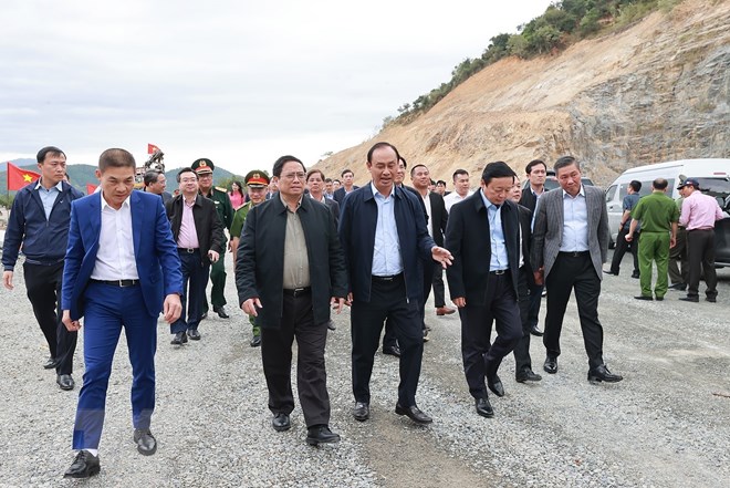 Thủ tướng kiểm tra dự án xây dựng đường bộ cao tốc Nha Trang-Cam Lâm - ảnh 4