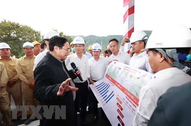 Thủ tướng kiểm tra dự án xây dựng đường bộ cao tốc Nha Trang-Cam Lâm - ảnh 16