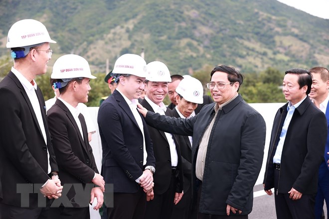 Thủ tướng kiểm tra dự án xây dựng đường bộ cao tốc Nha Trang-Cam Lâm - ảnh 10