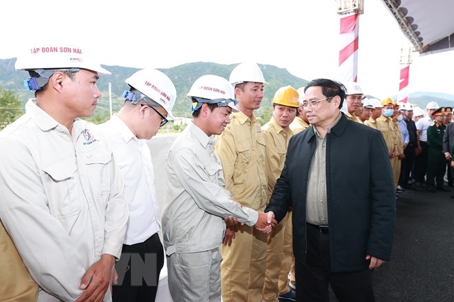 Thủ tướng kiểm tra dự án xây dựng đường bộ cao tốc Nha Trang-Cam Lâm - ảnh 11