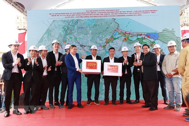 Thủ tướng kiểm tra dự án xây dựng đường bộ cao tốc Nha Trang-Cam Lâm - ảnh 12