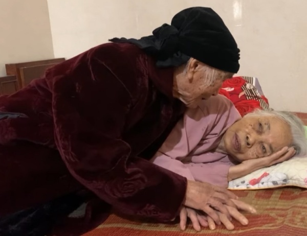 Lâu lâu sang thăm, chị gái 100 tuổi “dúi” tiền lì xì cho em 87 tuổi - ảnh 6