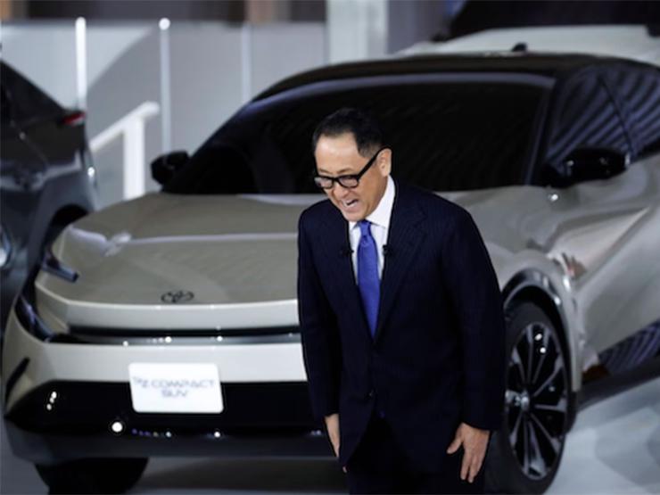 CEO Toyota từ chức vì áp lực vấn đề xe ô tô điện - ảnh 1