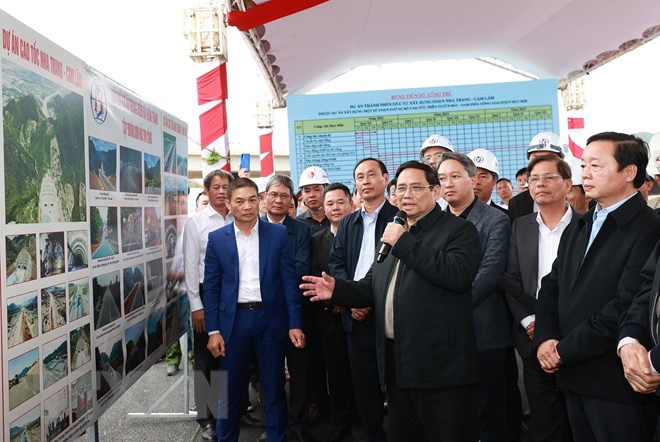 Thủ tướng kiểm tra dự án xây dựng đường bộ cao tốc Nha Trang-Cam Lâm - ảnh 15