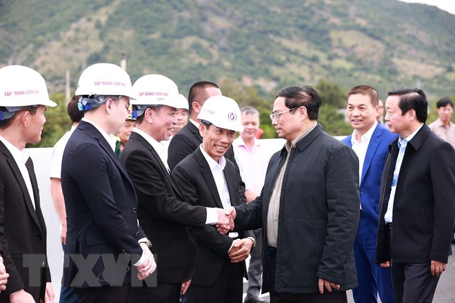 Thủ tướng kiểm tra dự án xây dựng đường bộ cao tốc Nha Trang-Cam Lâm - ảnh 9