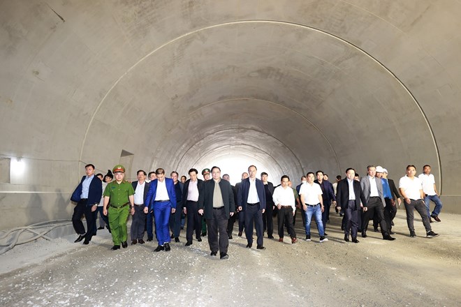 Thủ tướng kiểm tra dự án xây dựng đường bộ cao tốc Nha Trang-Cam Lâm - ảnh 5