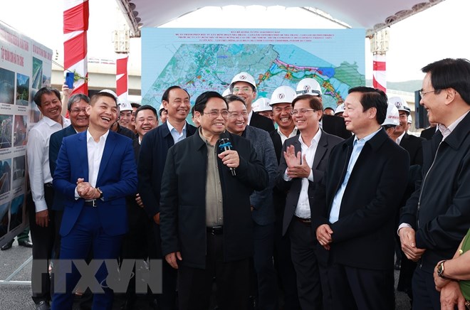 Thủ tướng kiểm tra dự án xây dựng đường bộ cao tốc Nha Trang-Cam Lâm - ảnh 18