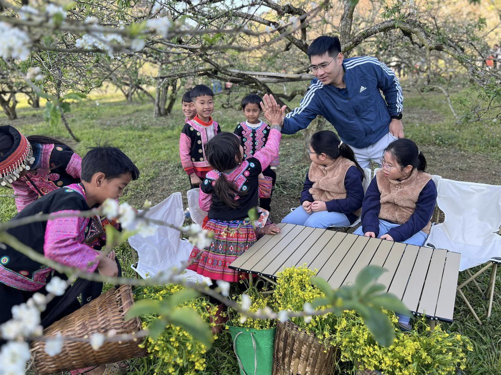 Gia đình mê du lịch mãn nhãn với sắc hoa tớ dày nhuộm hồng núi rừng Mộc Châu - ảnh 9