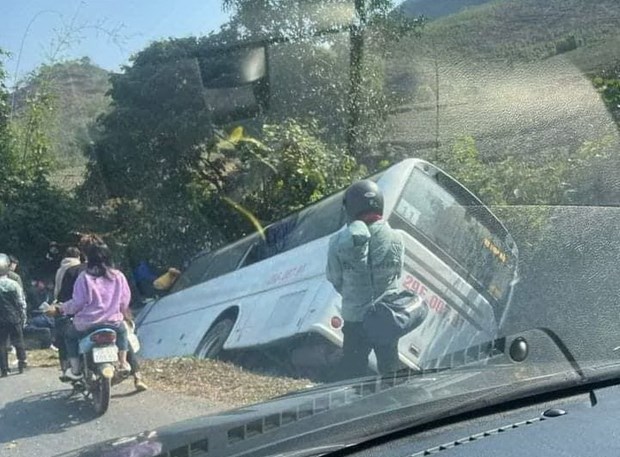 Phú Thọ: Lật xe khách ở đèo Cón, hành khách bị thương nhẹ - ảnh 1