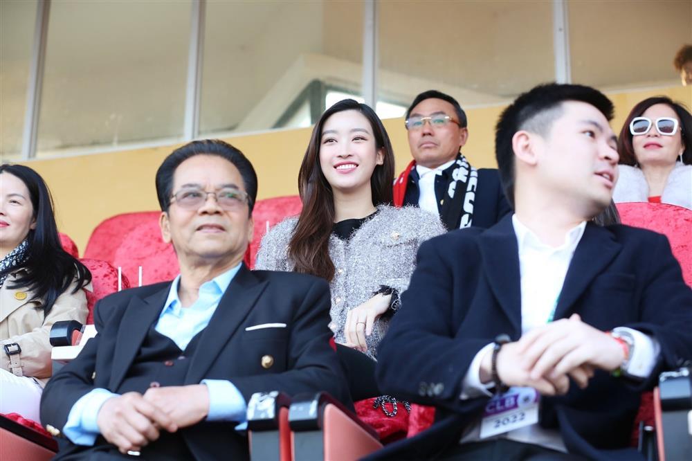 Hoa hậu Đỗ Mỹ Linh đến sân cổ vũ đội bóng của ông xã - ảnh 2