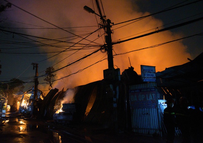 Cháy lớn tại dãy xưởng tạm, lực lượng PCCC & CNCH Hà Nội căng mình dập lửa trong giá lạnh - ảnh 3