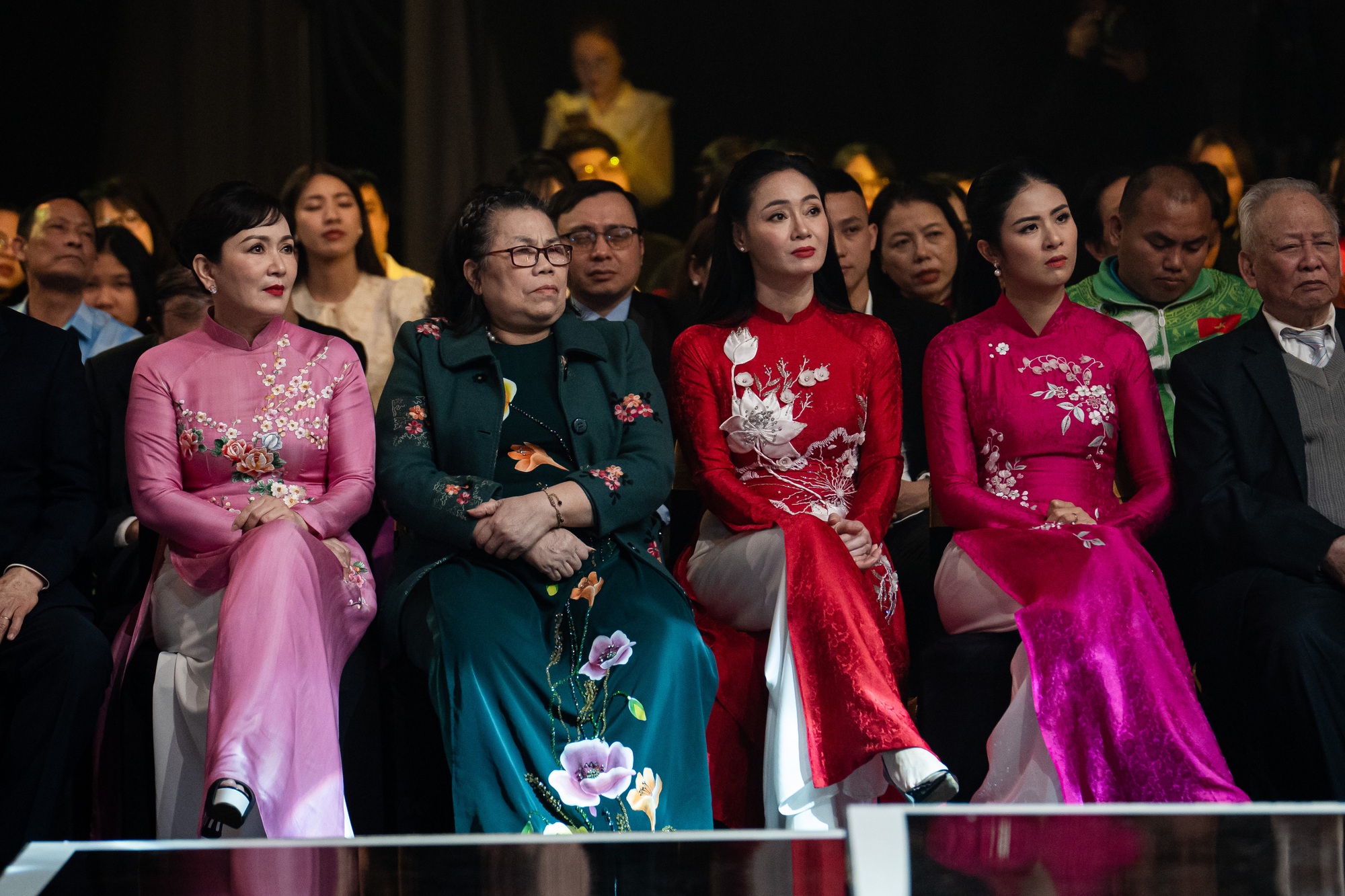 Hồng Diễm, Đan Lê xúc động rơi nước mắt trong Gala Việc tử tế 2023 - ảnh 6