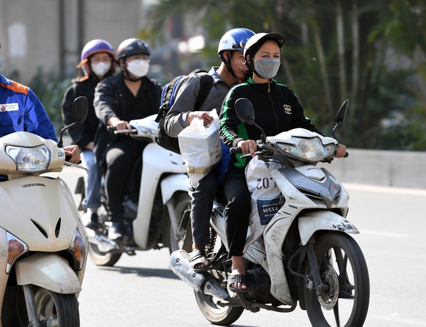 Chùm ảnh: Sinh viên túi to túi bé từ quê lên Hà Nội sau kỳ nghỉ Tết, chuyến này ăn cả tháng chưa hết đồ - ảnh 11
