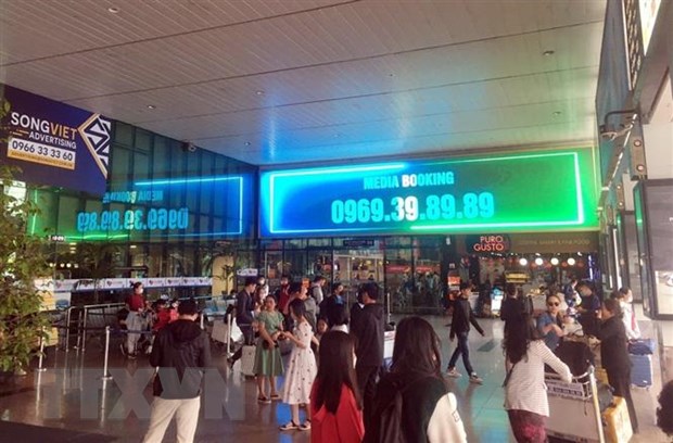 Sân bay Tân Sơn Nhất có gần 920 chuyến bay trong ngày mùng 8 Tết - ảnh 1