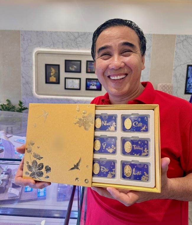 MC Quyền Linh đi dép tổ ong mua cả hộp vàng dịp đầu năm - ảnh 2