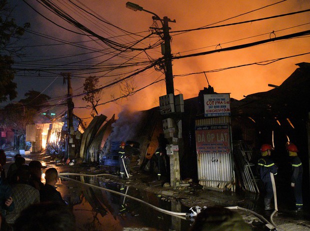 Cháy lớn tại dãy xưởng tạm, lực lượng PCCC & CNCH Hà Nội căng mình dập lửa trong giá lạnh - ảnh 1