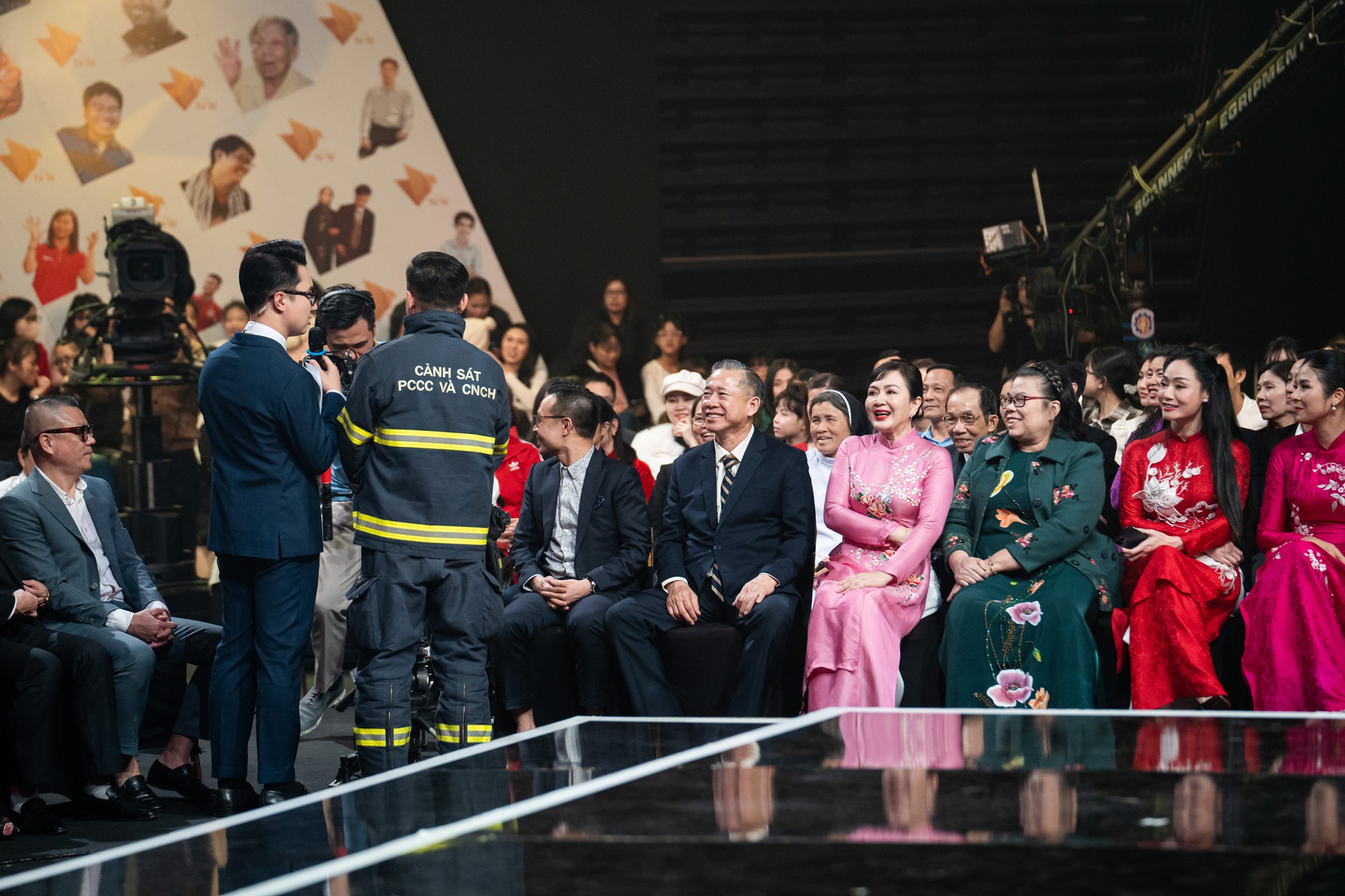 Hồng Diễm, Đan Lê xúc động rơi nước mắt trong Gala Việc tử tế 2023 - ảnh 7