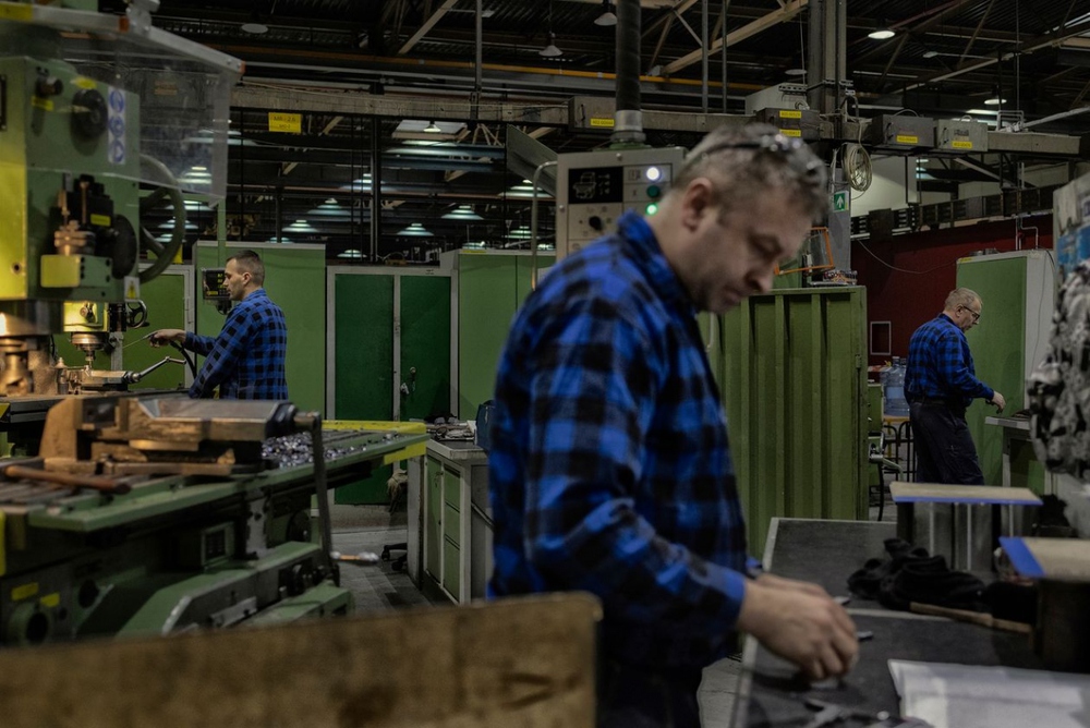 Bên trong nhà xưởng bí mật ở Ba Lan giúp sửa chữa vũ khí cho Ukraine - ảnh 2