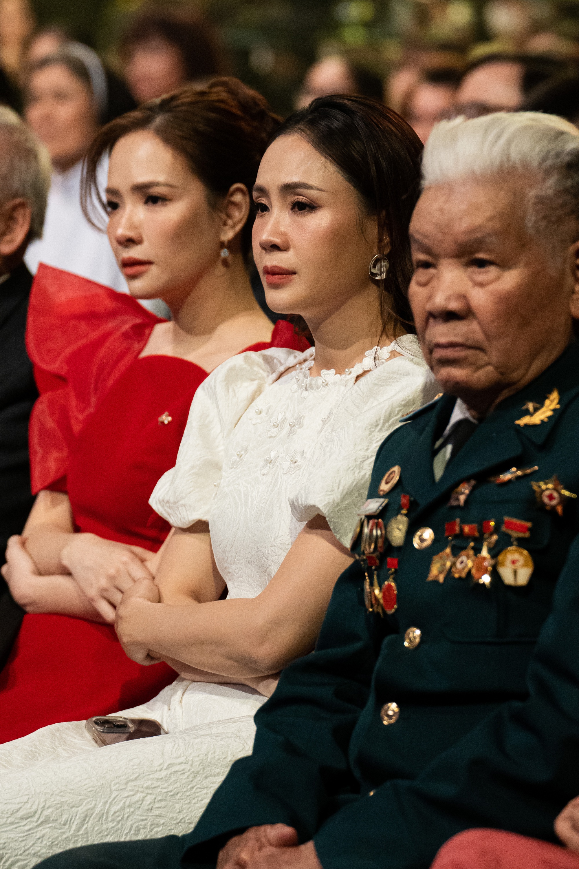 Hồng Diễm, Đan Lê xúc động rơi nước mắt trong Gala Việc tử tế 2023 - ảnh 2