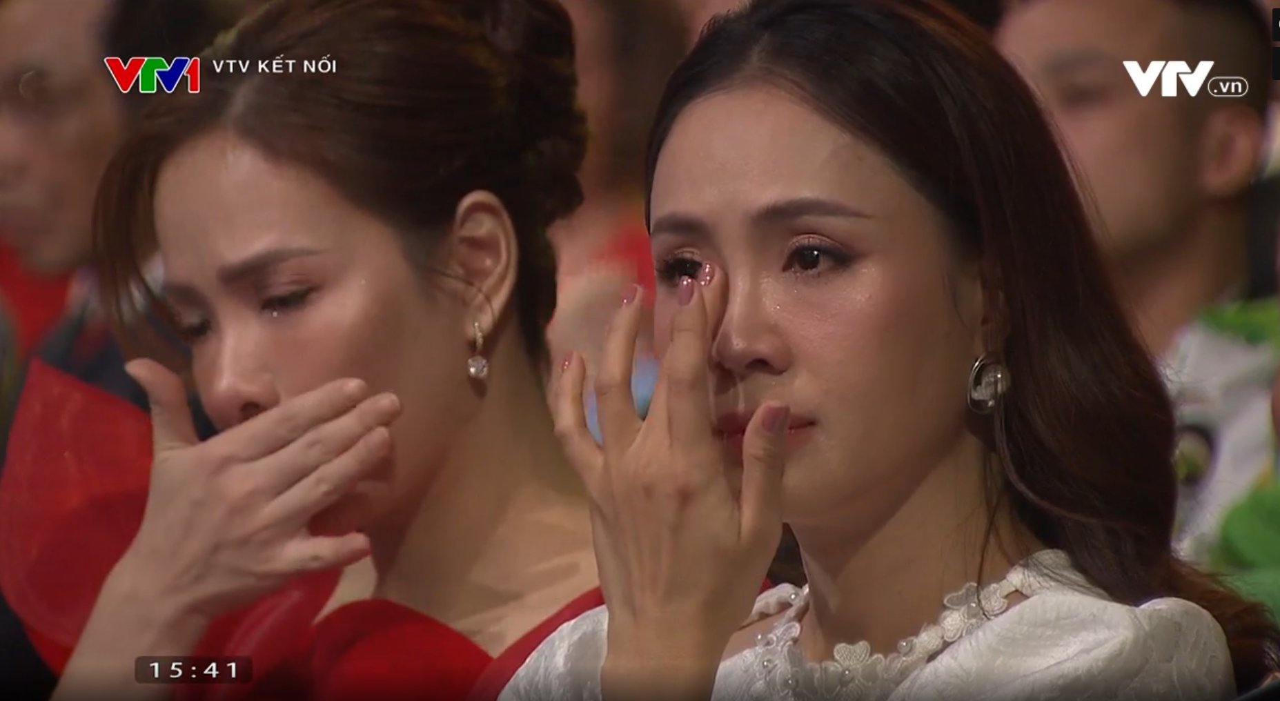 Hồng Diễm, Đan Lê xúc động rơi nước mắt trong Gala Việc tử tế 2023 - ảnh 4