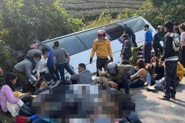 Lật xe khách trên đèo ở Phú Thọ, 10 người bị thương - ảnh 1