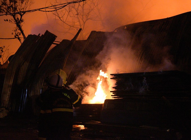 Cháy lớn tại dãy xưởng tạm, lực lượng PCCC & CNCH Hà Nội căng mình dập lửa trong giá lạnh - ảnh 2