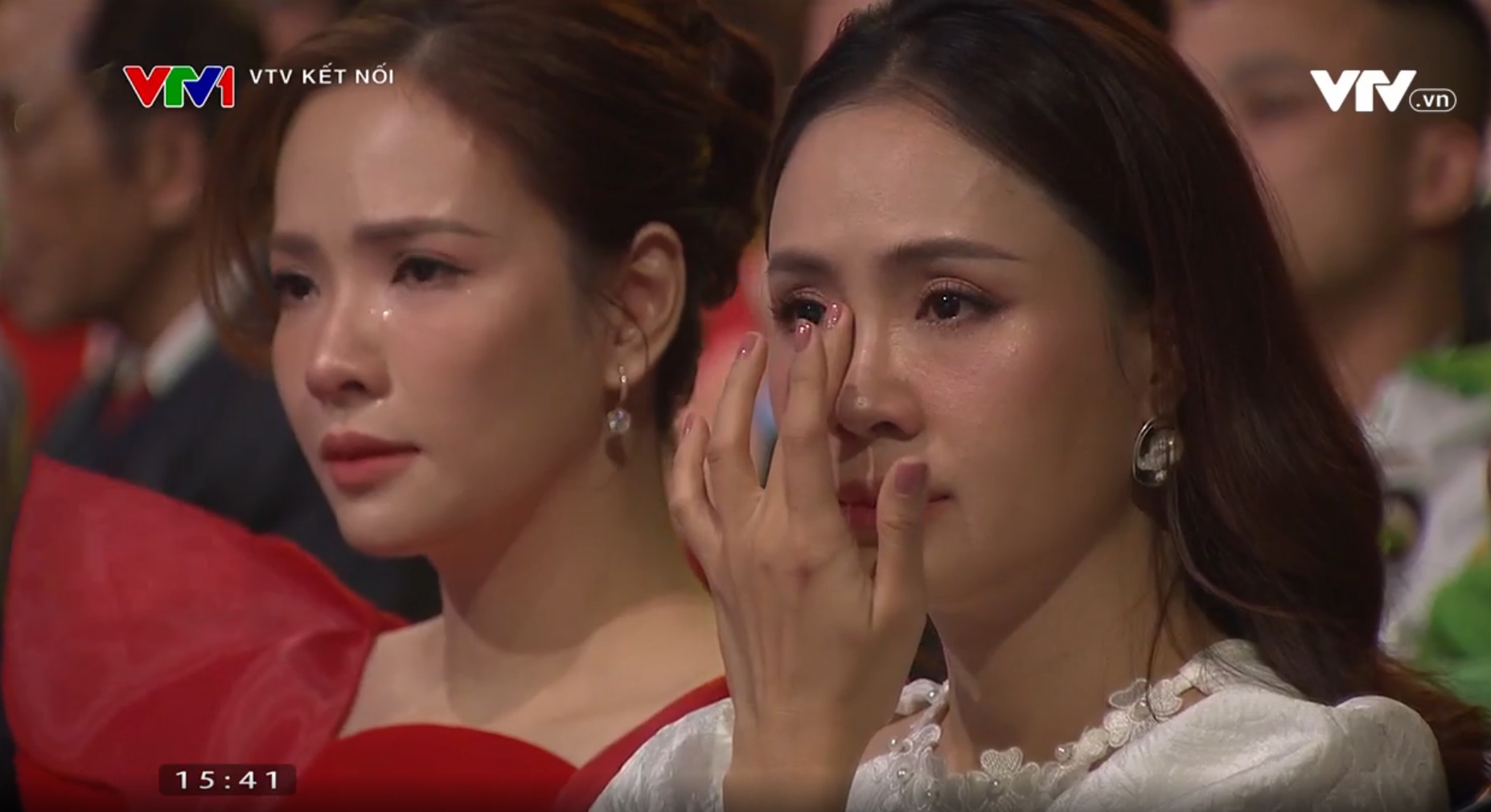 Hồng Diễm, Đan Lê xúc động rơi nước mắt trong Gala Việc tử tế 2023 - ảnh 3
