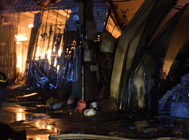 Cháy lớn tại dãy xưởng tạm, lực lượng PCCC & CNCH Hà Nội căng mình dập lửa trong giá lạnh - ảnh 5