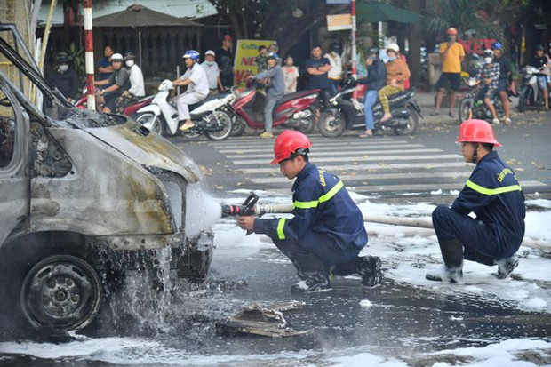 Ô tô 16 chỗ bất ngờ bốc cháy ngùn ngụt khi đang lưu thông - ảnh 2