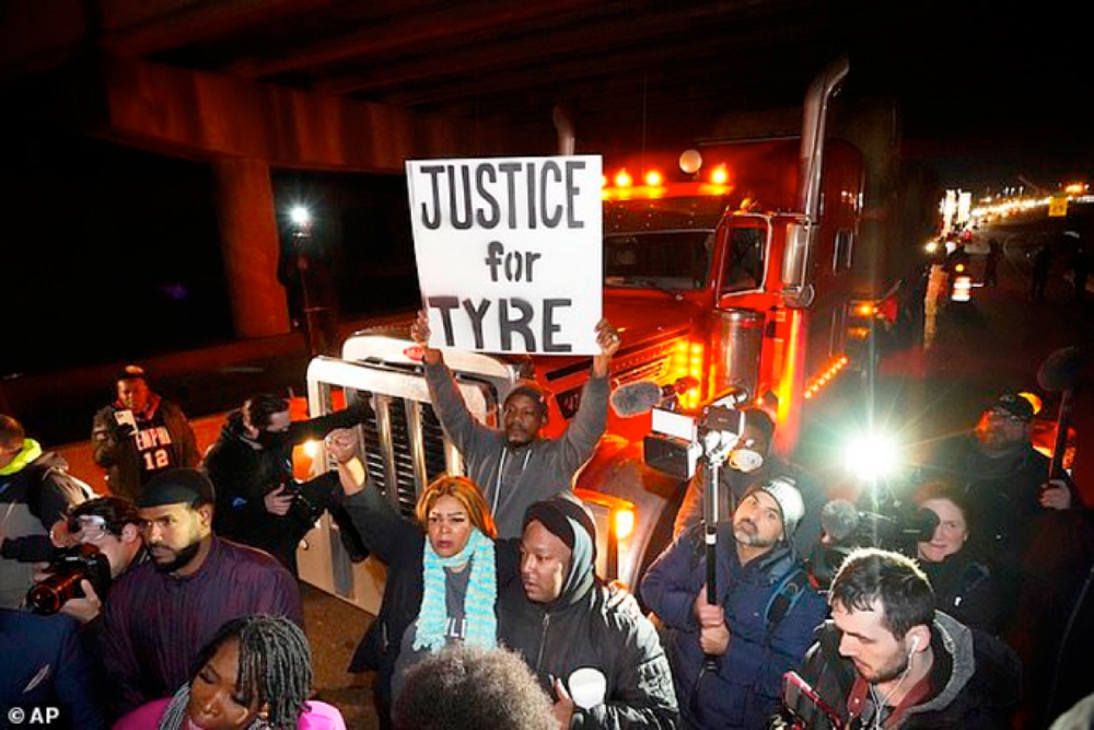Biểu tình tại Mỹ đòi công lý cho công dân da màu bị cảnh sát đánh chết - ảnh 1
