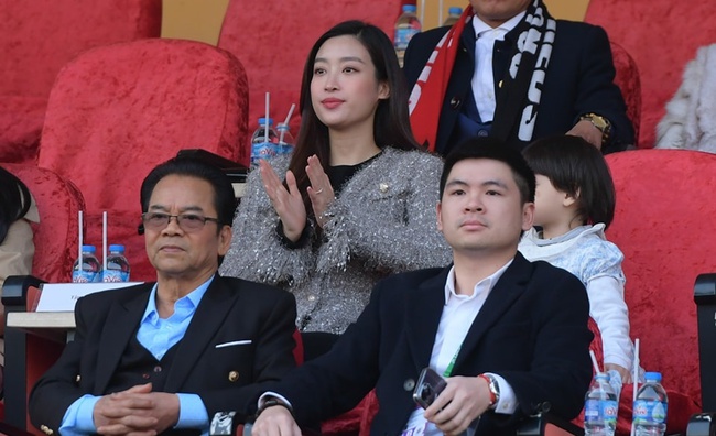 Chủ tịch CLB Hà Nội ăn mừng chức vô địch nhưng vẫn 