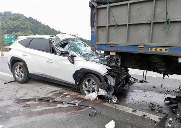 Tai nạn trên cao tốc Nội Bài-Lào Cai, 2 người bị thương nặng - ảnh 1