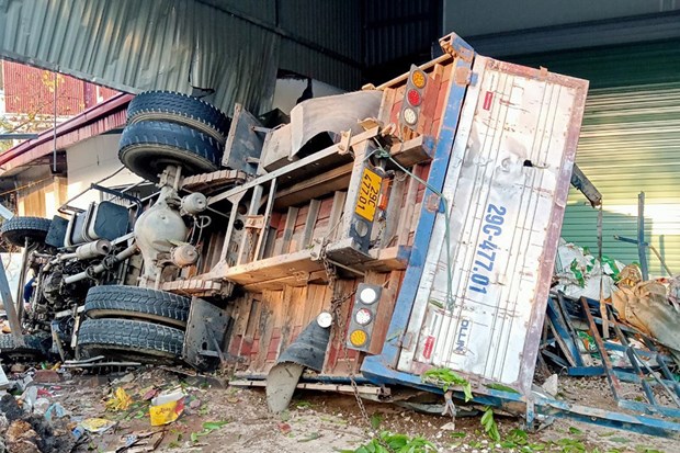 Sơn La: Xe tải lao vào nhà dân khiến một người tử vong tại chỗ - ảnh 1