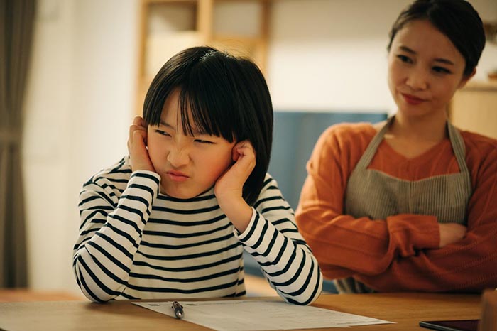 Có 3 kiểu giáo dục gia đình thất bại khiến con cái ngày càng bất hiếu với cha mẹ: Bạn có đang mắc phải sai lầm nào không? - ảnh 2