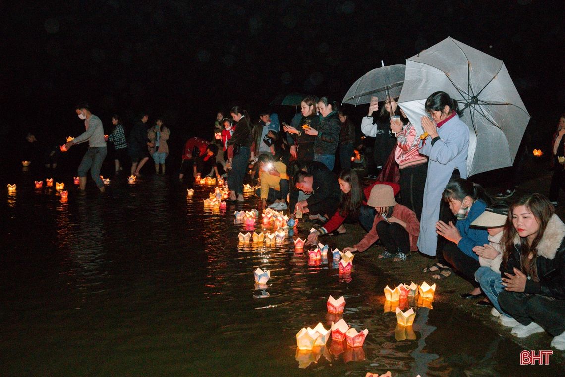 Lễ cầu sức khỏe, thả đèn hoa đăng trên sông Ngàn Phố - ảnh 8