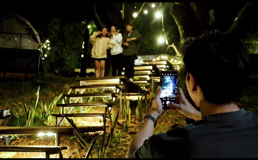 Điểm lại loạt khoảnh khắc gây sốt của HIEUTHUHAI khi “đập hộp” Galaxy S23 cùng fans ngay giữa đêm - ảnh 3