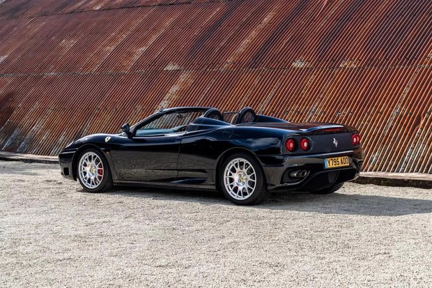 Ferrari mui trần 22 năm tuổi của Beckham có giá quy đổi hơn 3,1 tỷ đồng: 22 năm đi chưa đến 1,3 vạn km - ảnh 3