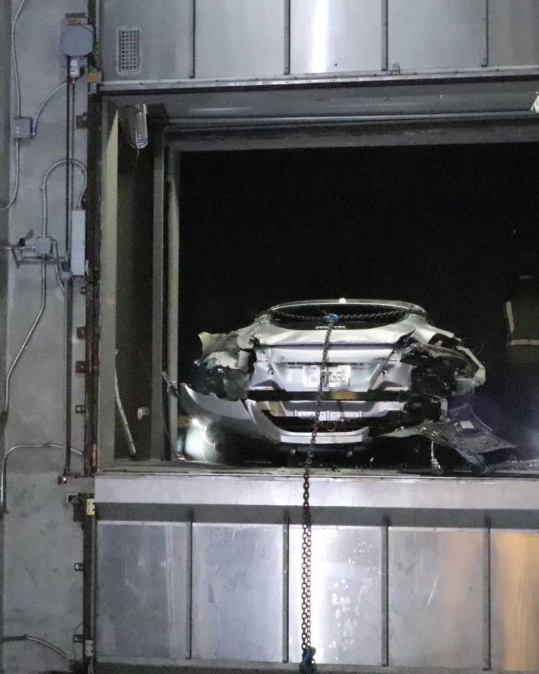 Xe Ferrari tiền tỉ bất ngờ rớt thang máy, bị hư hại nghiêm trọng - ảnh 4