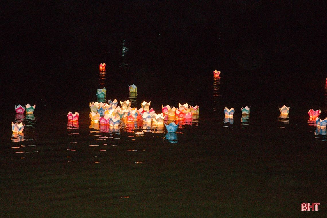 Lễ cầu sức khỏe, thả đèn hoa đăng trên sông Ngàn Phố - ảnh 9