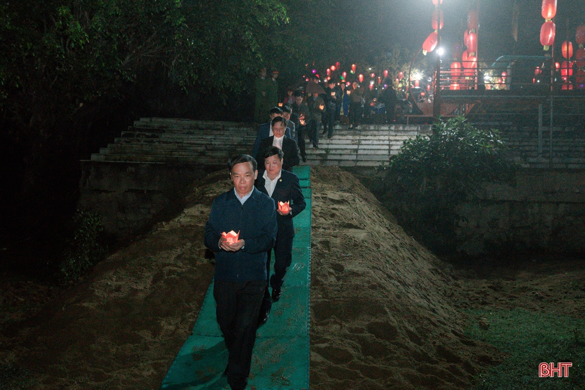 Lễ cầu sức khỏe, thả đèn hoa đăng trên sông Ngàn Phố - ảnh 6