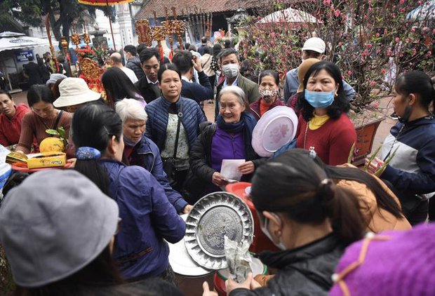 Hàng ngàn người dân đổ về đền Trần trước giờ khai ấn - ảnh 7